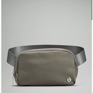 🆕LULULEMON EVERYWHERE BELT BAG GREY SAGE